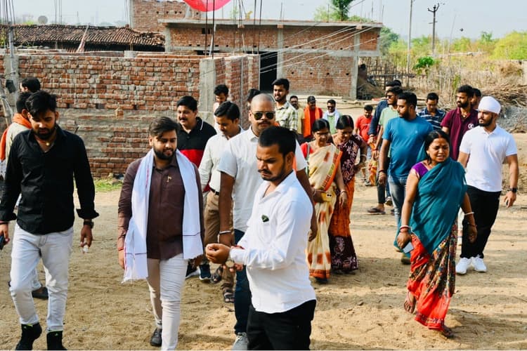 पलामू में जल संकट से परेशान होकर लोग उतरे सड़क पर, निकाली पानी यात्रा