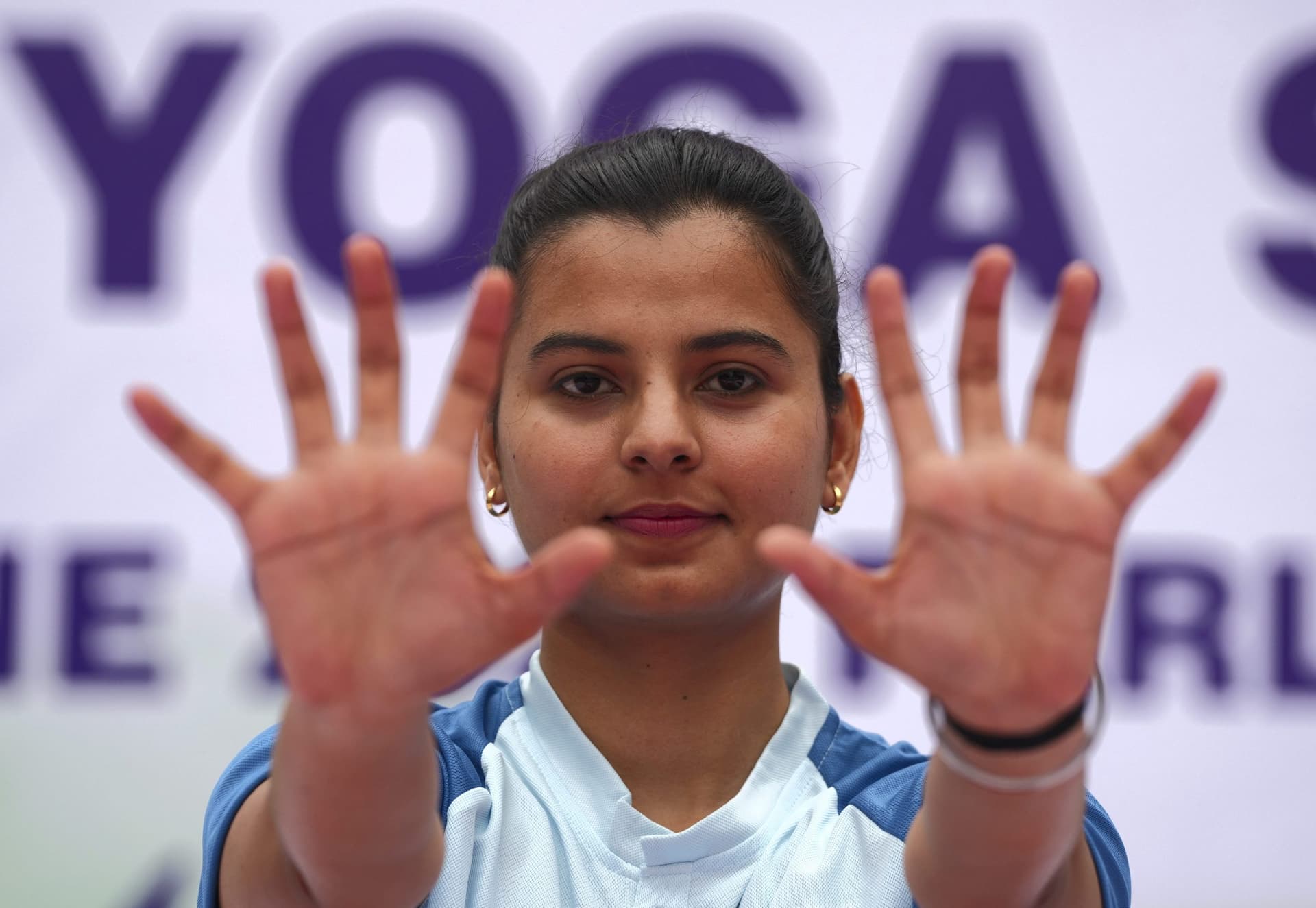 International Yoga Day : लद्दाख में पैंगोंग त्सो झील के किनारे स्कूली बच्चों ने योग किया