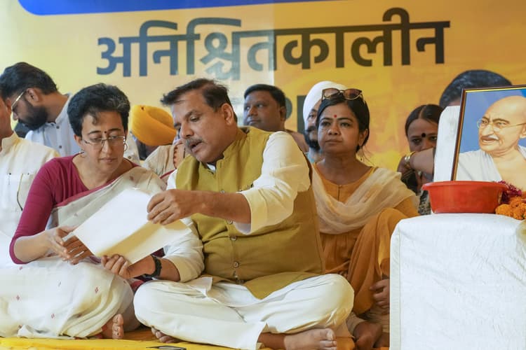 Delhi Water Crisis: अनिश्चितकालीन भूख हड़ताल पर आतिशी, हरियाणा पर लगाया कम पानी देने का आरोप