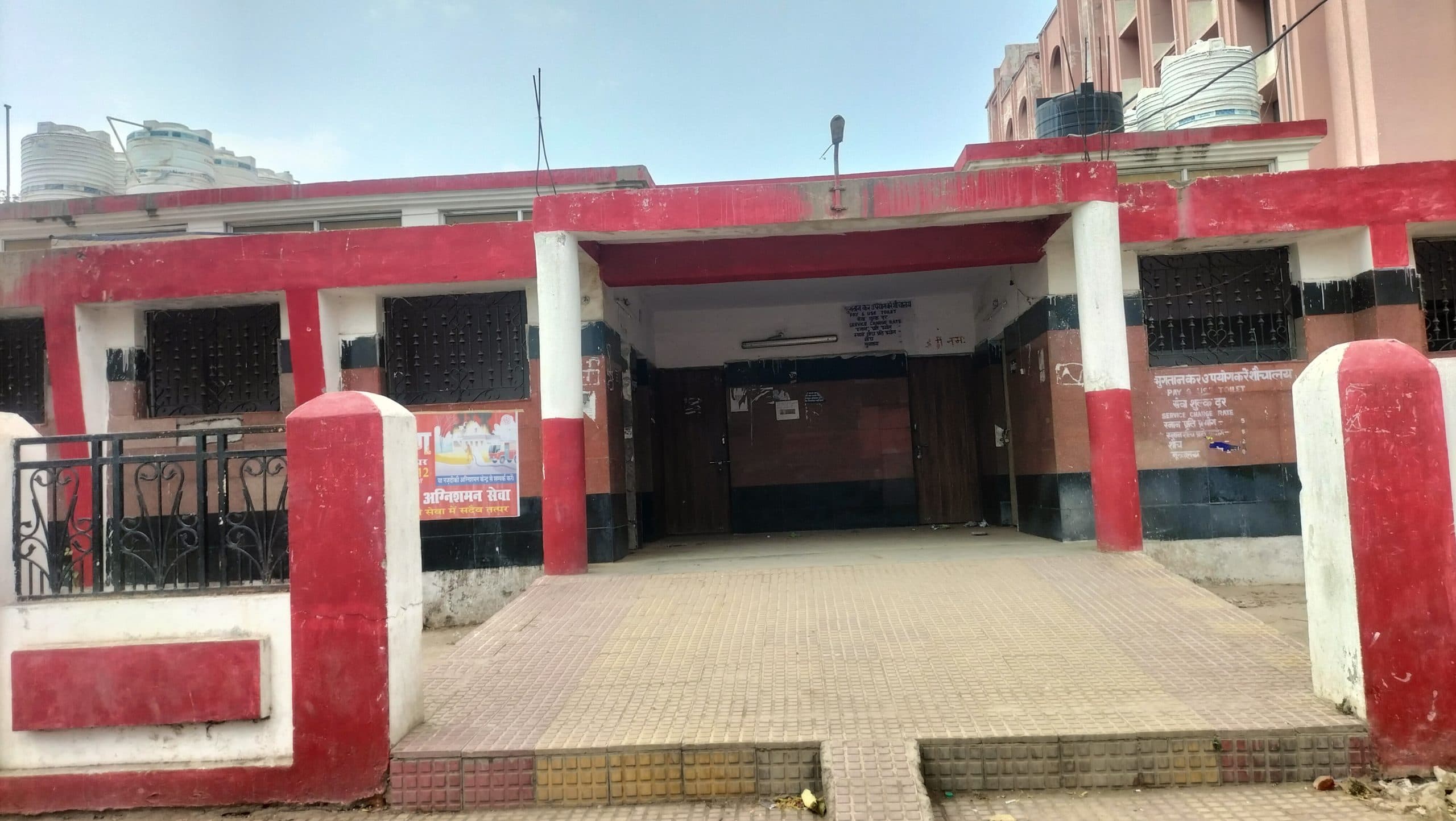 टूटा शेड, गंदा शौचालय; गया जंक्शन पर छोटी-छोटी बुनियादी जरूरतों के लिए जूझ रहे लोग