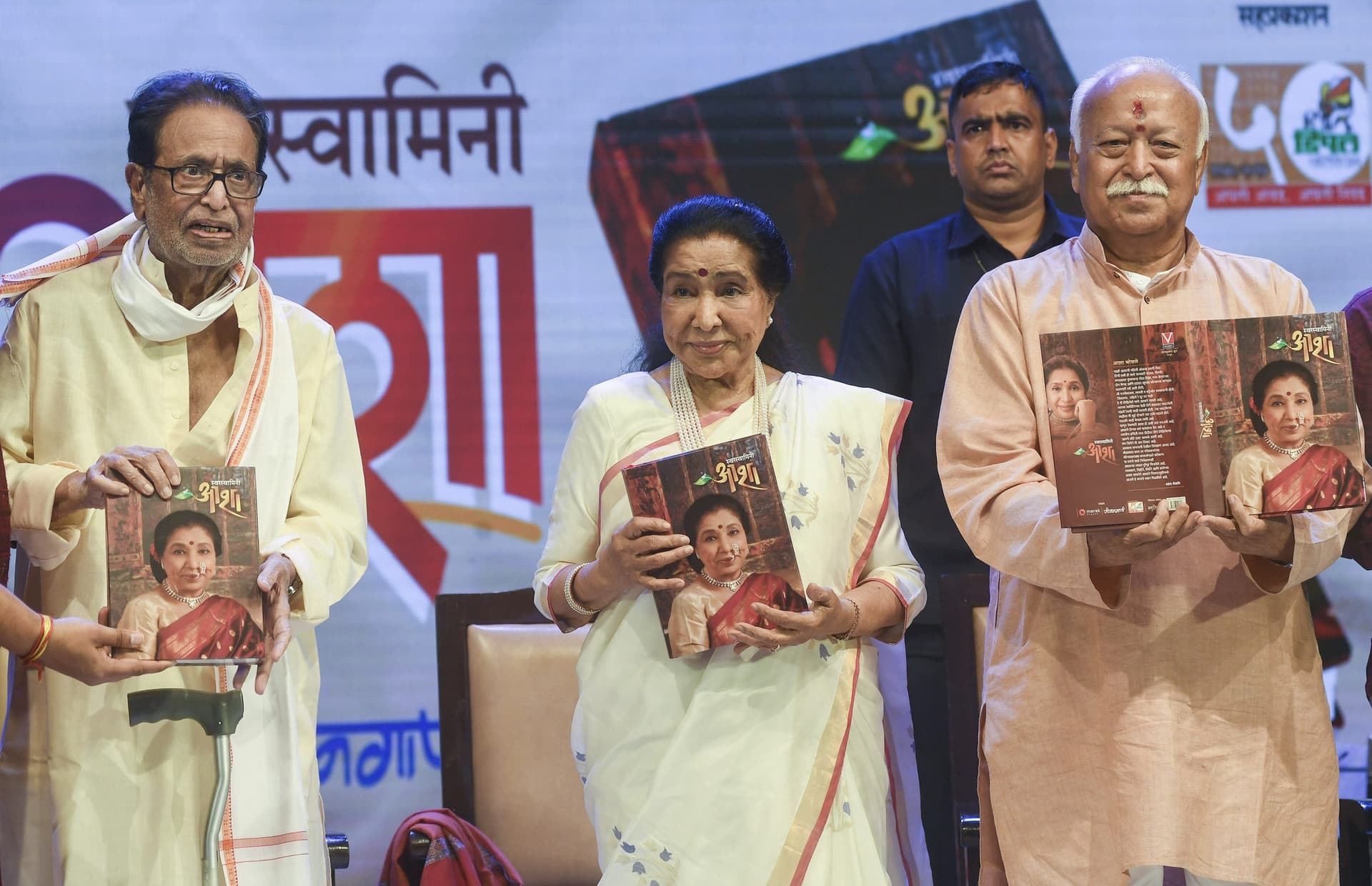 Asha Bhosle: 'рд╕реНрд╡рд░рд╕реНрд╡рд╛рдорд┐рдиреА рдЖрд╢рд╛' рдХреА рд▓реЙрдиреНрдЪрд┐рдВрдЧ, рдореЛрд╣рди рднрд╛рдЧрд╡рдд рд╕рдореЗрдд рдХрдИ рд▓реЛрдЧ рдореМрдЬреВрдж, рд╕реЛрдиреВ рдирд┐рдЧрдо рдиреЗ рдзреЛрдП рдЖрд╢рд╛ рднреЛрд╕рд▓реЗ рдХреЗ рдкреИрд░