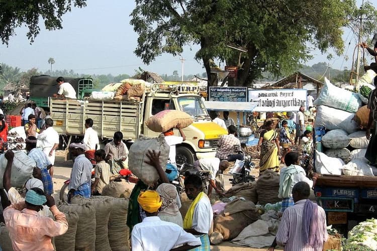 शहरी बाबुओं के पेट भरने में खुद भूखे रह जाते हैं ग्रामीण, गांवों में महंगाई चरम पर