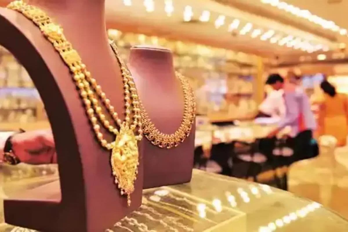 Gold Price: ज्वैलरी की तरफ लगा दीजिए दौड़, सस्ता हो गया सोना