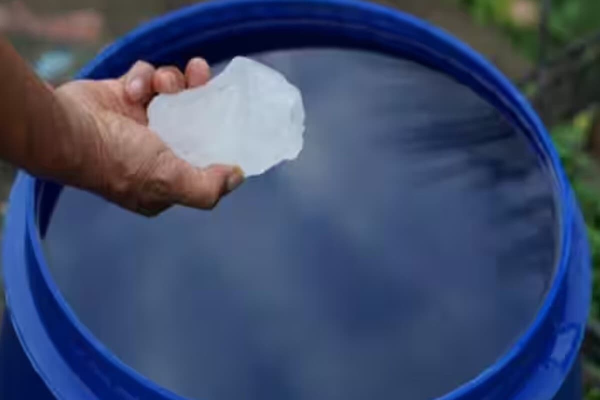 Alum Water: पानी में फिटकरी डालकर नहाने के फायदे