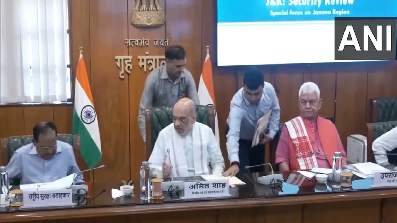 जम्मू-कश्मीर में आतंकवादी हमले ने बढ़ाई सरकार की चिंता, गृह मंत्री शाह ने की हाई लेवल बैठक