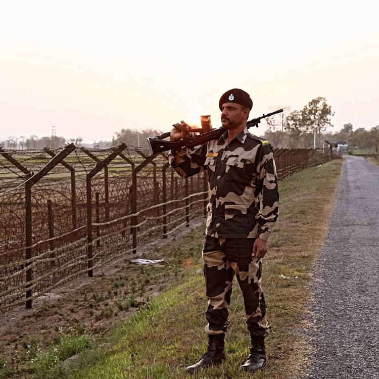BSF recruitment : बॉर्डर सिक्योरिटी फोर्स में एसआई, हेड कांस्टेबल एवं कांस्टेबल के 162 पदों पर करें आवेदन