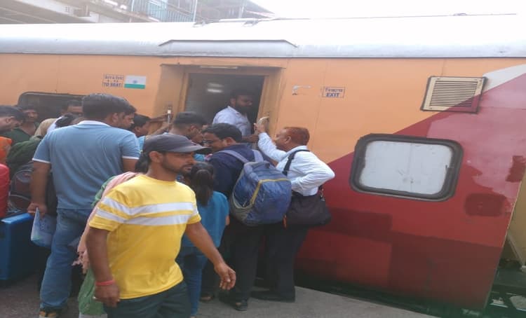 गया से दिल्ली, जयपुर व मुंबई जाने के लिए नियमित ट्रेनों में लंबी वेटिंग, कन्फर्म टिकट दूर की कौड़ी