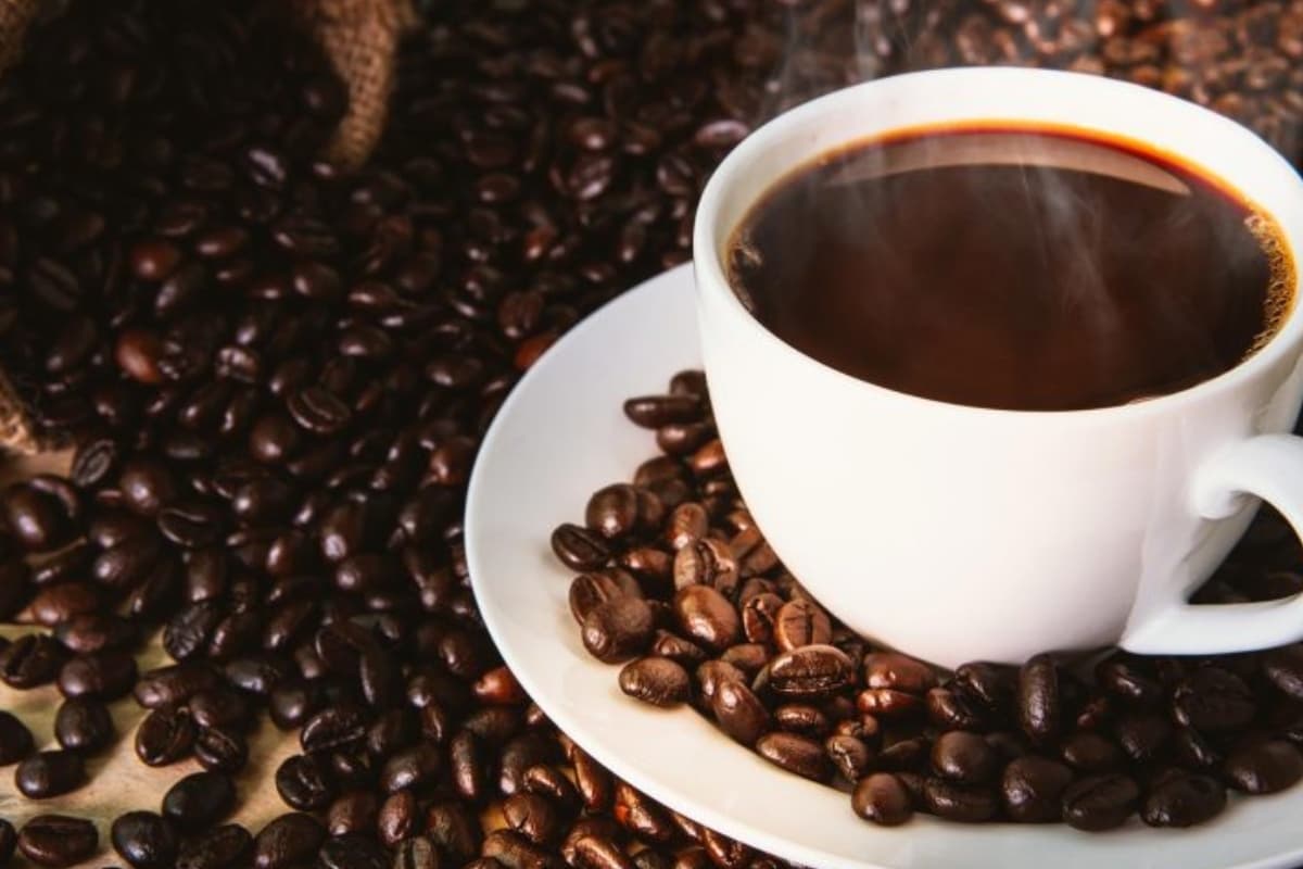 Caffeine Side Effects: कैफीन का ओवरडोज कर सकता है आपके हाल को बेहाल, अभी हो जाएं सावधान