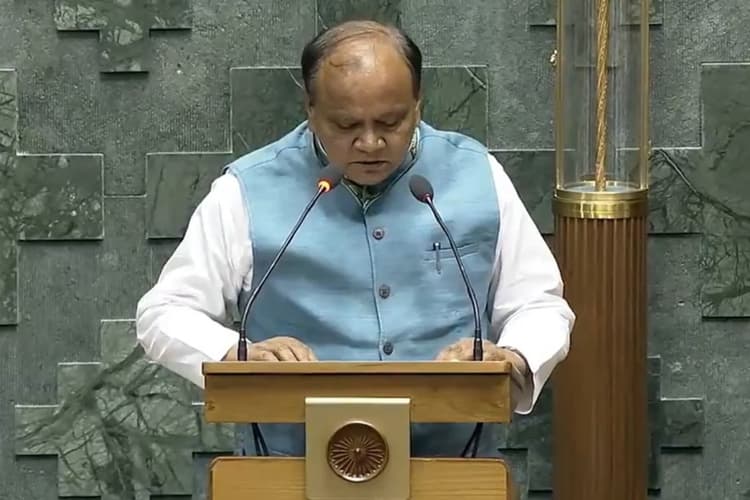 Parliament Session: ओवैसी के बाद अब बीजेपी सांसद की शपथ पर बवाल, गंगवार के नारे पर विपक्ष का हंगामा