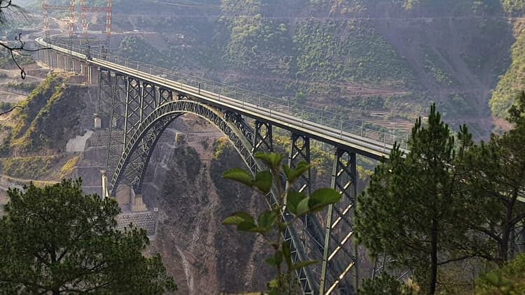 Eiffel tower से भी ऊंचा है ये रेलवे पुल, क्यों बनाता है इसे और खास यहां जानें