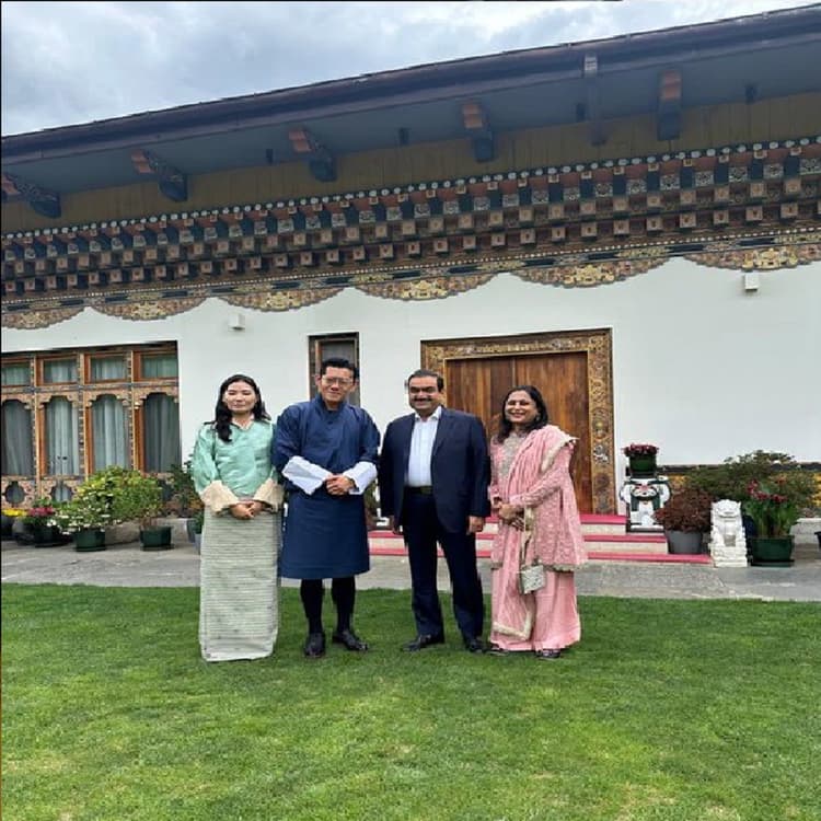 भूटान में ग्रीन हाइड्रो प्लांट लगाएंगे गौतम अदाणी, राजा जिग्मे खेसर से की मुलाकात