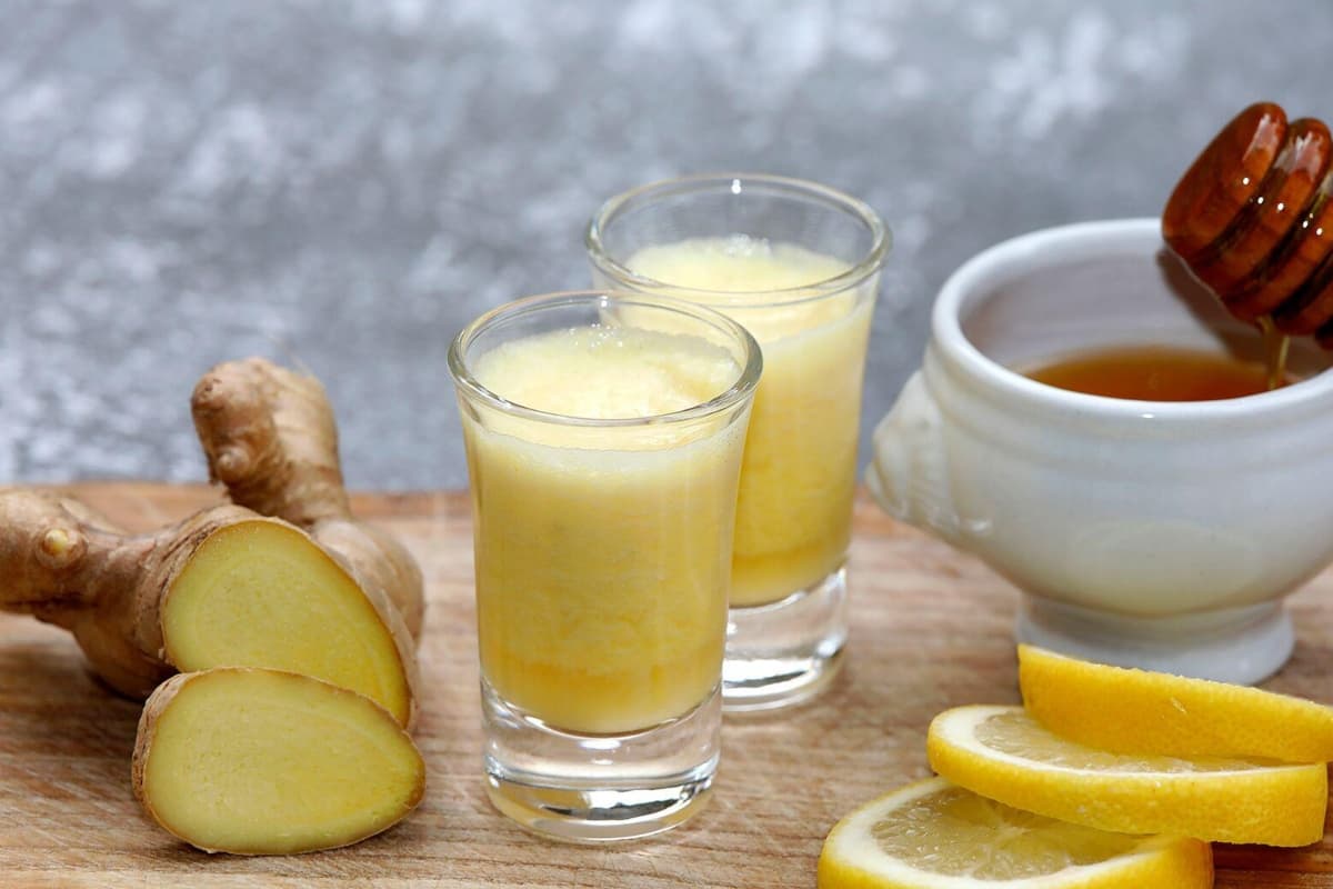Ginger Shots: सेहत के लिए बेहद ही फायदेमंद है अदरक के शॉट्स, आज ही शुरू कर दें सेवन