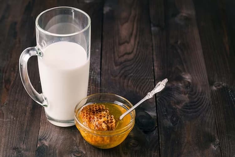 Honey And Milk: दूध में शहद मिलाकर पीने के 4 अद्भुत फायदे