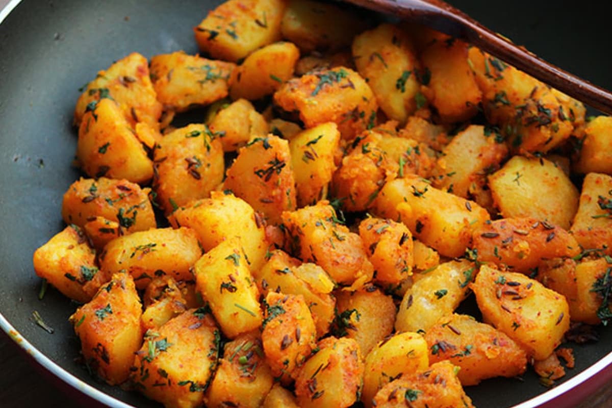 Jeera Aloo Recipe: घर में बिना लहसुन-प्याज के बनाएं रेस्टोरेंट जैसा जीरा आलू, देखें रेसिपी