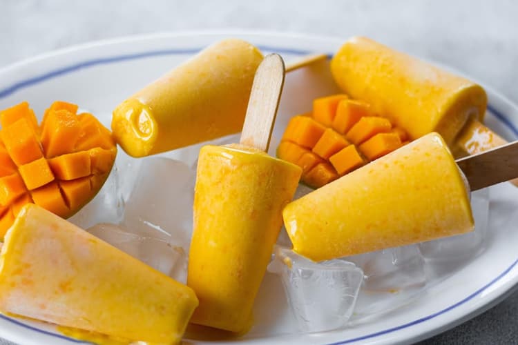 Mango Kulfi Easy Recipe: गर्मियों में झटपट बनाएं लजीज मैंगो कुल्फी, देखें रेसिपी