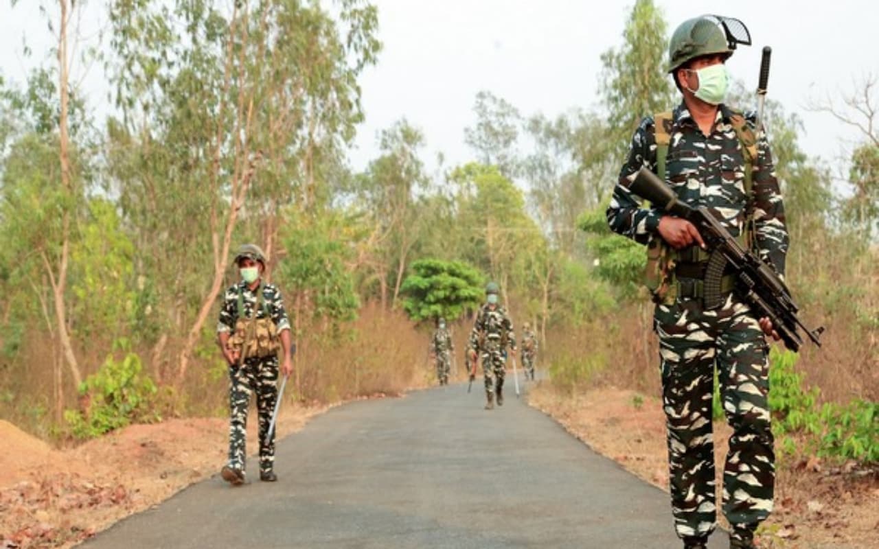 Chhattisgarh Naxals IED Blast: छत्तीसगढ़ में नक्सलियों का आतंक, IED विस्फोट में ITBP के दो जवान शहीद