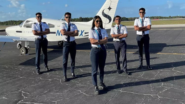 पायलट बनकर अपने सपनों को करें साकार और वेतन पाएं लाखों के पार