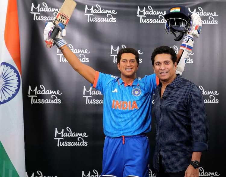 Sachin Tendulkar : क्रिकेट आइकन सचिन तेंदुलकर न्यूयॉर्क में अपने वैक्स फिगर के साथ आये नजर