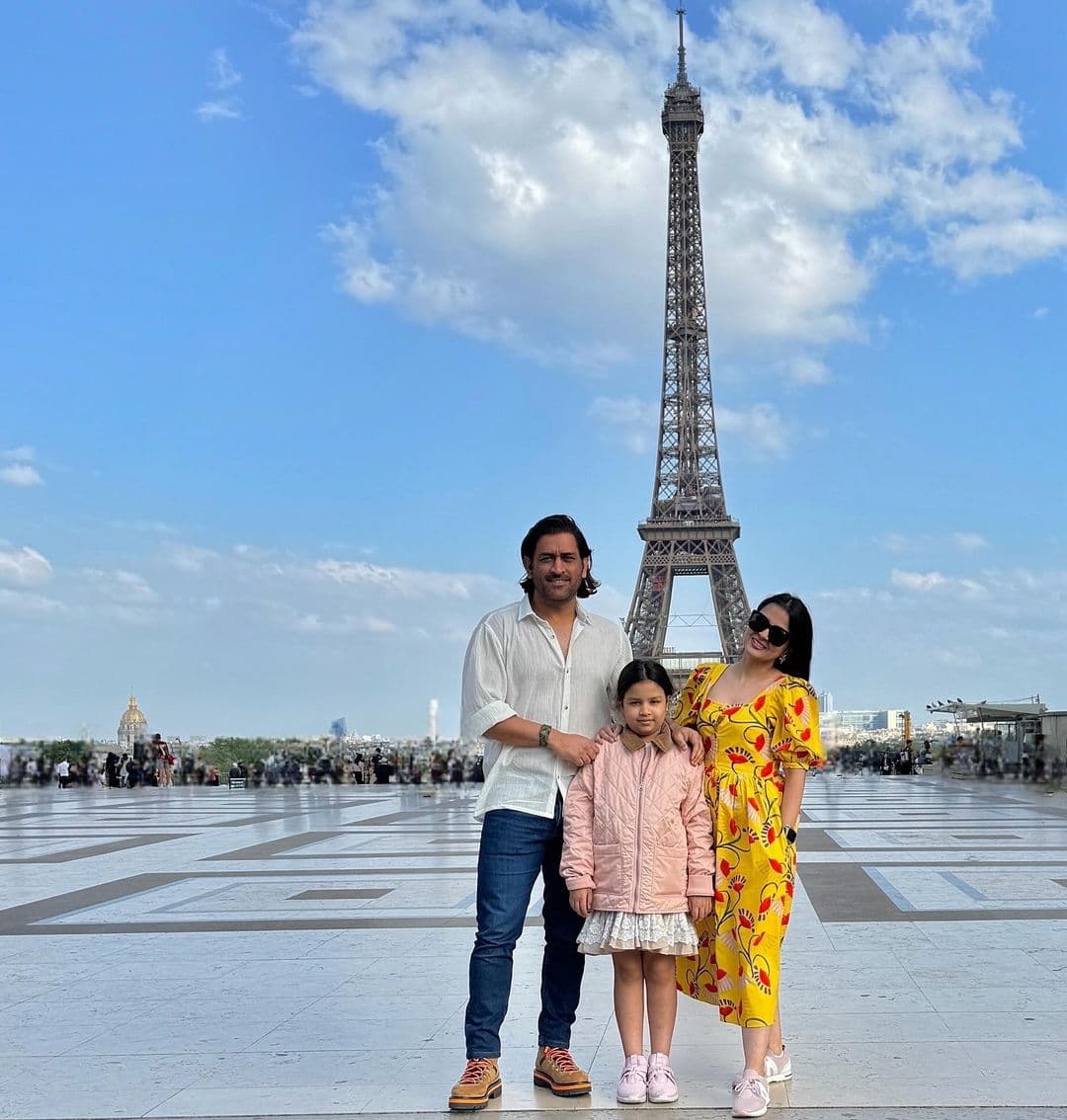 परिवार के साथ पेरिस घूमते नजर आए MS Dhoni, देखें तस्वीरें परिवार के साथ पेरिस घूमते नजर आए MS Dhoni, देखें तस्वीरें