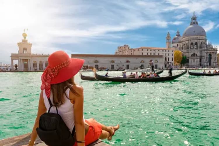 Solo Travelling Tips: अगर आप एक महिला हैं तो सोलो ट्रैवेलिंग करते समय इन बातों का रखें ध्यान