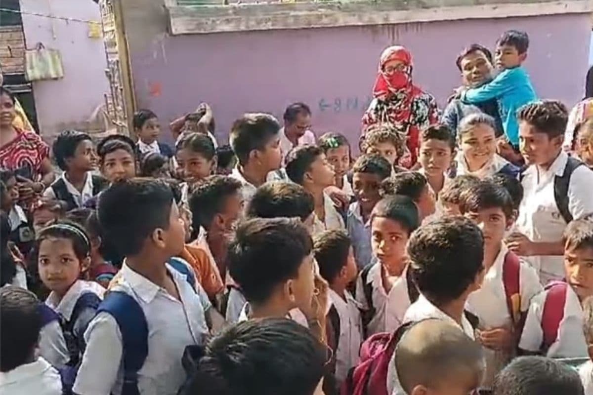 कांकसा में छात्रों और अभिभावकों ने प्रभारी शिक्षक के तबादले को रोकने के लिए स्कूल गेट पर ताला जड़ किया प्रदर्शन