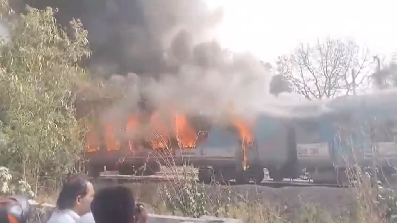 Burning Train: दिल्ली से झांसी जा रही ताज एक्सप्रेस ट्रेन के तीन डिब्बों में लगी भीषण आग, यात्रियों में मची चीख-पुकार