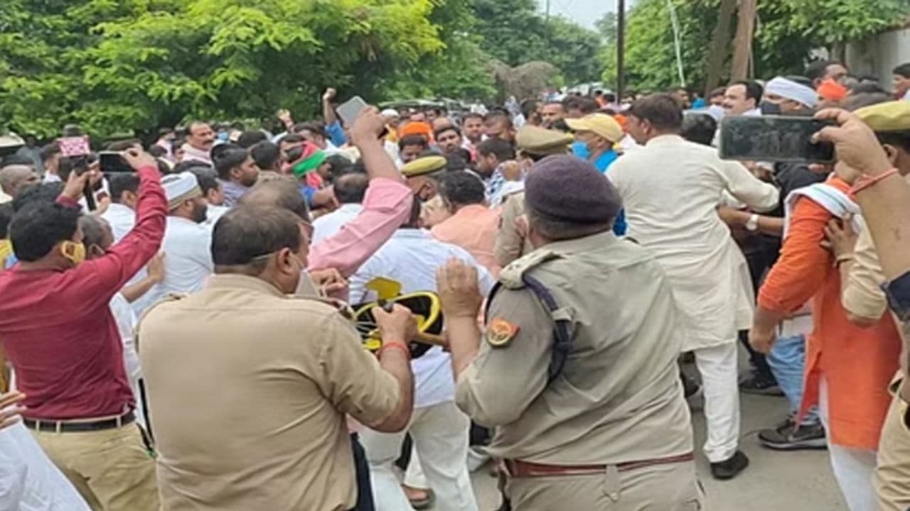 Lucknow news: рд▓рдЦрдирдК рдореЗрдВ рдХрд╛рдЙрдВрдЯрд┐рдВрдЧ рдХреЗ рдмреАрдЪ рд╕рдкрд╛ рдФрд░ рдмреАрдЬреЗрдкреА рдХреЗ рдХрд╛рд░реНрдпрдХрд░реНрддрд╛рдУрдВ рдореЗрдВ рдЪрд▓реЗ рд▓рд╛рдд рдШреВрд╕реЗ, рдорд╛рд░рдкреАрдЯ рдореЗрдВ рдХрдИ рд▓реЛрдЧ рдШрд╛рдпрд▓
