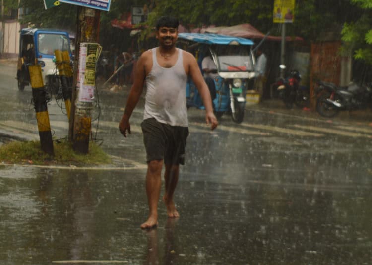 Purnia Weather: रात में हुई झमाझम बारिश, दिन उमस से रहे लोग परेशान, जानें कैसा रहेगा कल मौसम का मिजाज
