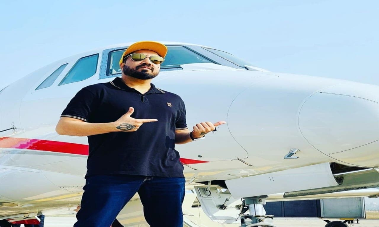 कभी कीर्तन में गाते थे मीका सिंह...आज प्राइवेट आइलैंड के साथ करोड़ों की संपति के मालिक हैं