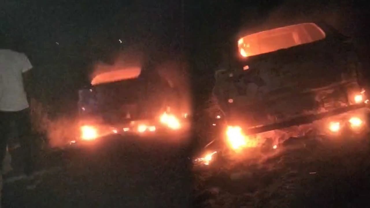 अयोध्या से लौटते समय चलती कार में लगी भीषण आग, महिला की जलकर मौत, पति ने कूदकर बचाई जान