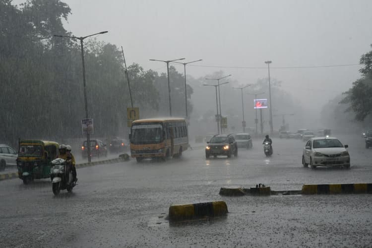 Bihar Monsoon: पटना में हुई झमाझम बारिश, लोगों ने ली उमस से राहत, देखें तस्वीरें