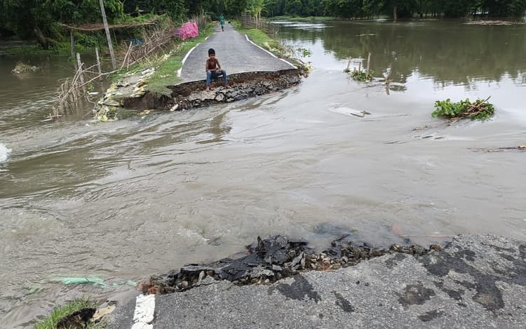PHOTOS: अररिया की नदियों का उग्र रूप देखिए, कुर्साकांटा-फारबिसगंज सड़क पर बाढ़ का पानी चढ़ा...