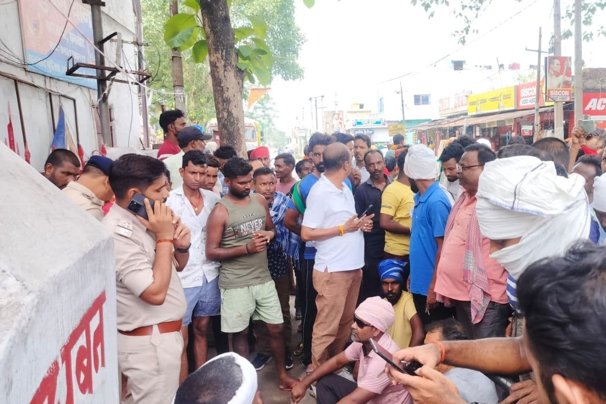 धनबाद में बिजली काटे जाने से भड़के ग्रामीण, मधुबन थाने पर असामाजिक तत्वों ने की बमबाजी व फायरिंग, कई घायल
