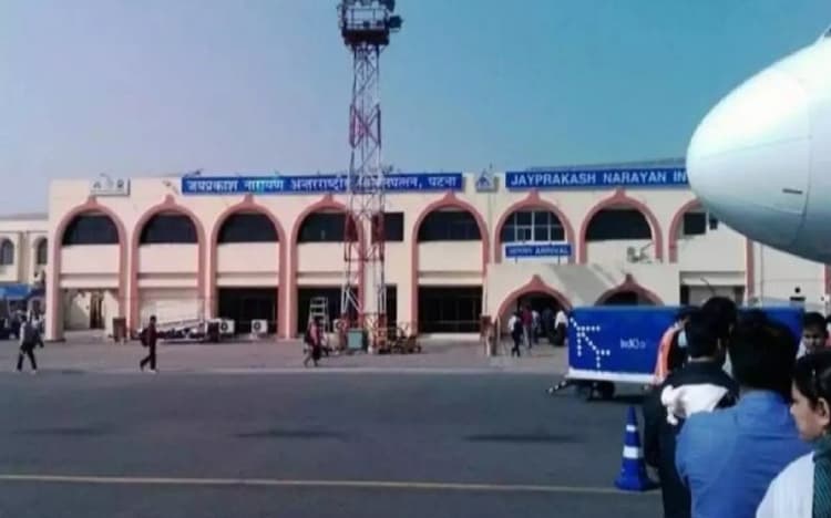 Bomb Threats: 41 एयरपोर्ट और मुंबई के 50 अस्पतालों को बम से उड़ाने की धमकी, बढ़ाई गई सुरक्षा