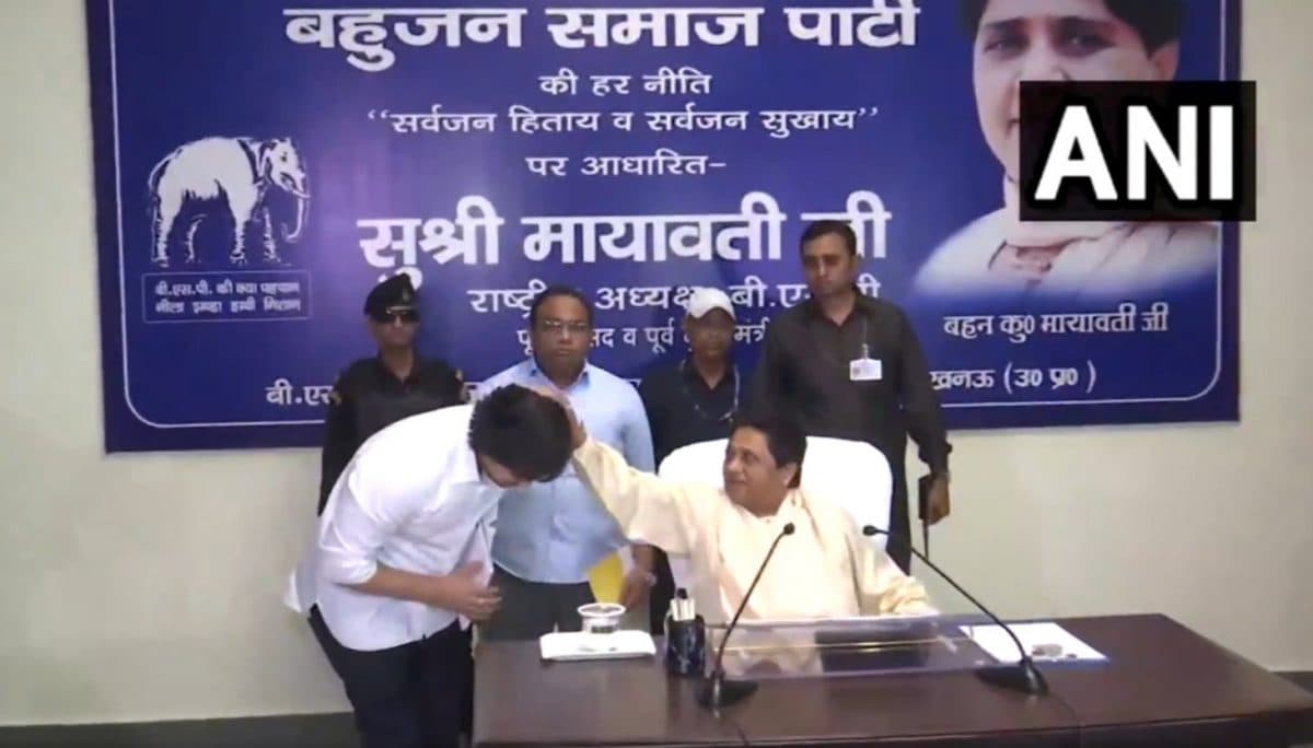 Akash Anand: बसपा की राष्ट्रीय कार्यकारिणी की बैठक में पहुंचे आकाश आनंद, पैर छूकर लिया मायावती का आशीर्वाद