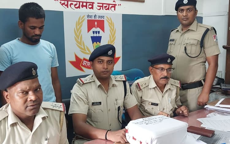 Jharkhand News: कोडरमा स्टेशन से 3 किलो अफीम के साथ चतरा का युवक गिरफ्तार, आरपीएफ व जीआरपी ने की कार्रवाई