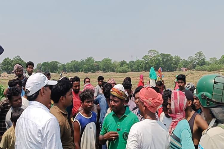 सरायकेला में जमीन अधिग्रहण को लेकर पुलिस और ग्रामीणों के बीच झड़प, सात नामजद समेत 130 पर केस दर्ज