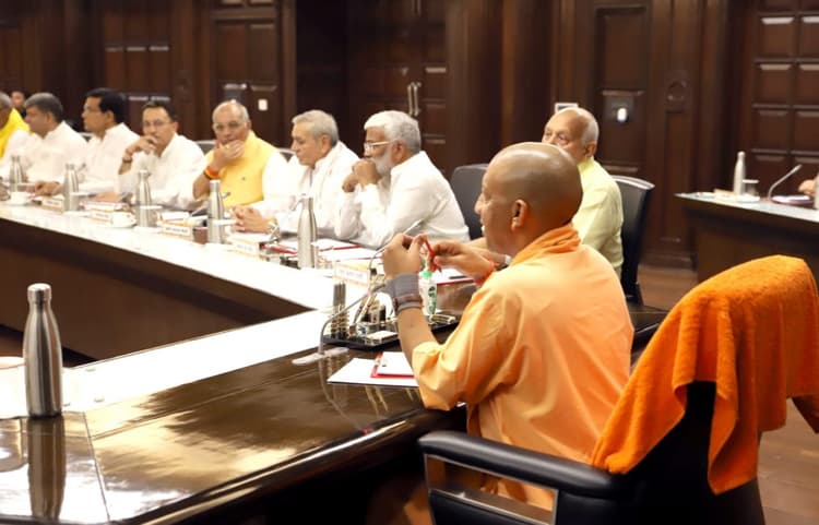 UP News: सीएम योगी की मंत्रियों को दो टूक, कहा-जनता के बीच जाएं