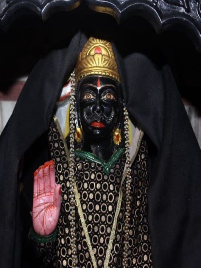 शनिदेव को प्रसन्न करने के प्रभावी टोटके और उपाय