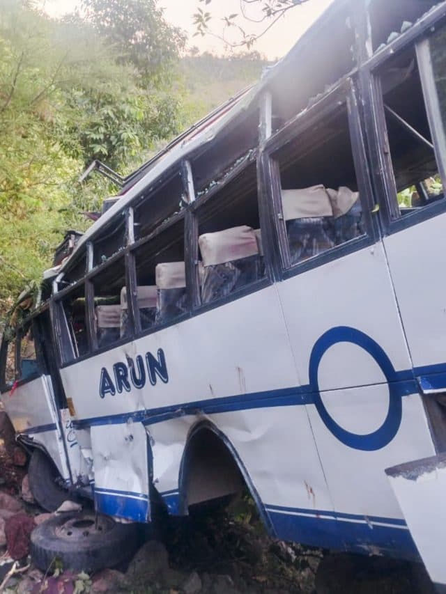 जम्मू-कश्मीर में बस पर आतंकवादियों ने की फायरिंग, देखें तस्वीर