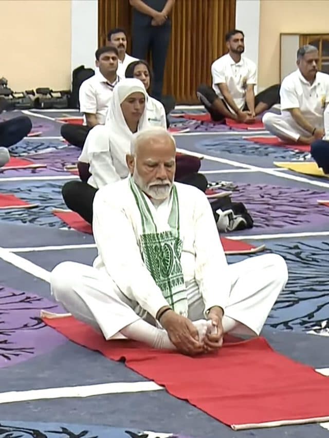 International Yoga Day : योग के बाद पीएम मोदी ने ली सेल्फी