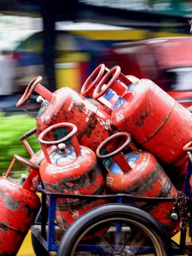 LPG सिलेंडर 69 रुपये सस्ता, एटीएफ के दाम में 6.5 फीसदी कटौती