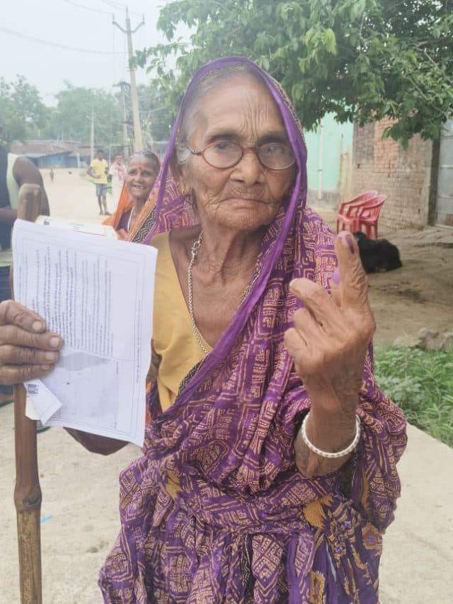 राजमहल लोकसभा क्षेत्र में बूथों पर पहुंच रहा मतदाताओं का हुजूम, 95 वर्षीय महिला सुबह चार बजे ही कतार में लगी