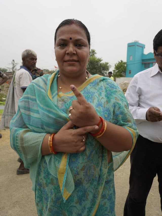गोड्डा लोकसभा के महागामा और गोड्डा में महिलाओं की लंबी कतारें, विधायक और पूर्व मंत्री ने किया मतदान