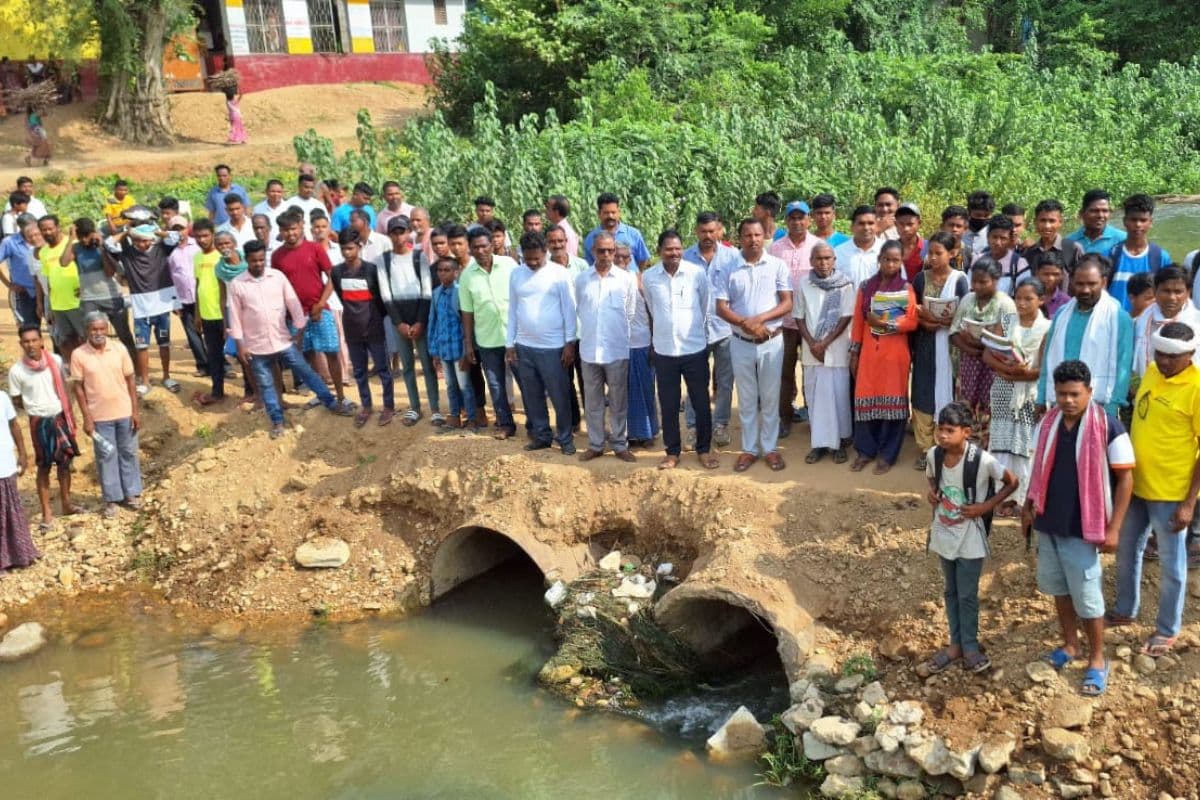 Jharkhand News: ठेकेदार की मनमानी के खिलाफ एकजुट हुए ग्रामीण, हफ्तेभर में पक्का डायवर्जन नहीं बनने पर करेंगे सड़क जाम