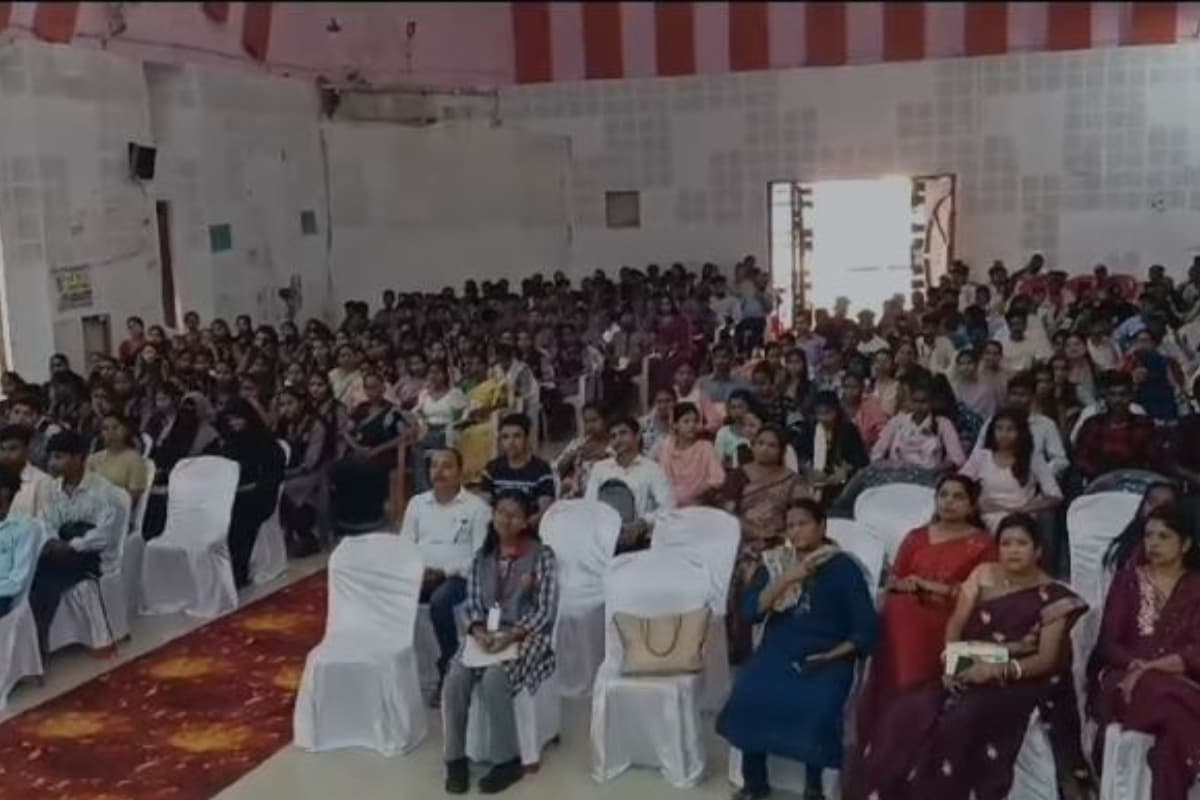 प्रभात खबर प्रतिभा सम्मान समारोह : गुमला में 200 विद्यार्थियों को किया गया सम्मानित, डीसी ने कहा प्रतिभा की नहीं है कमी