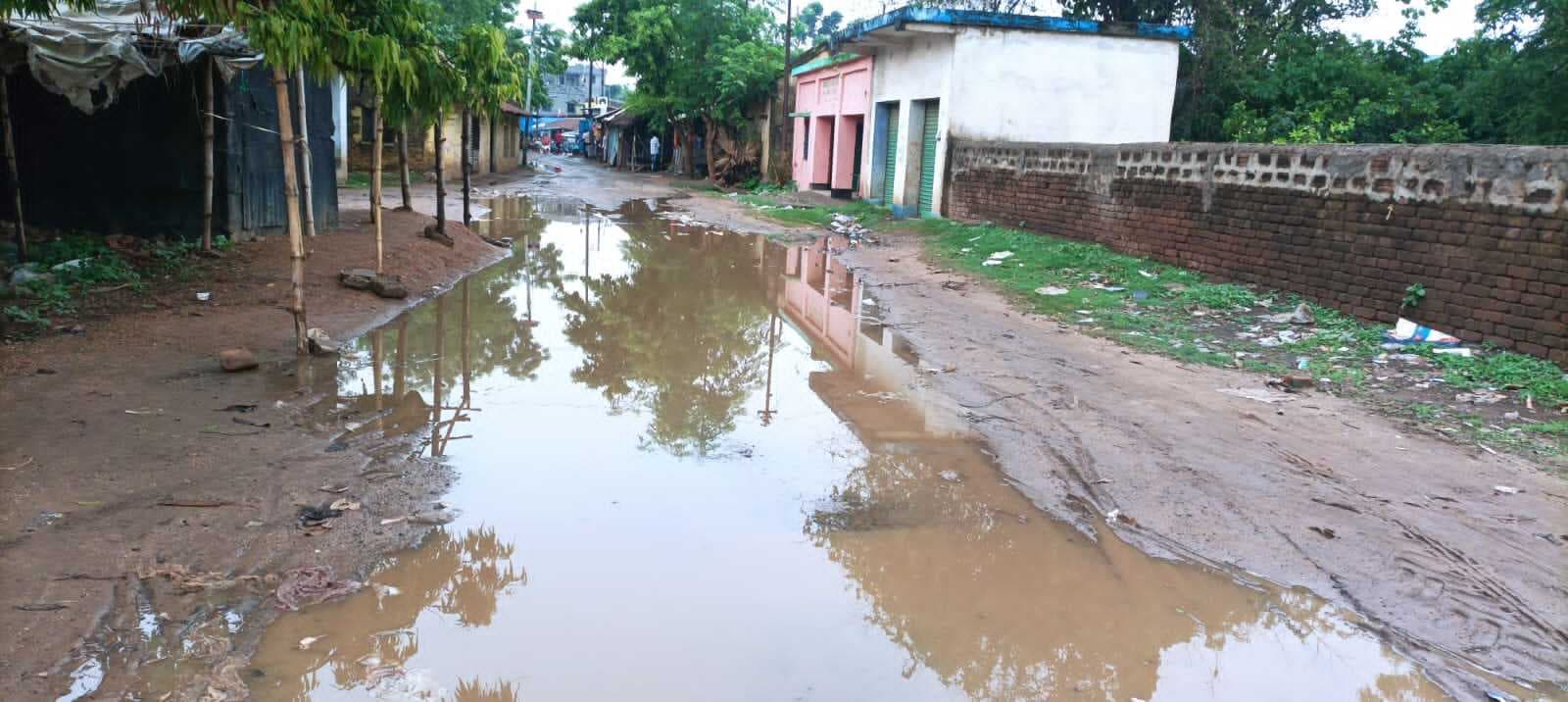 ओके : कीचड़युक्त रास्ते पर आवागमन करने में हो रही परेशानी, भारी बारिश से पाथरा पुराना पंचायत भवन के समीप जलजमाव से आवागमन यातायात प्रभावित