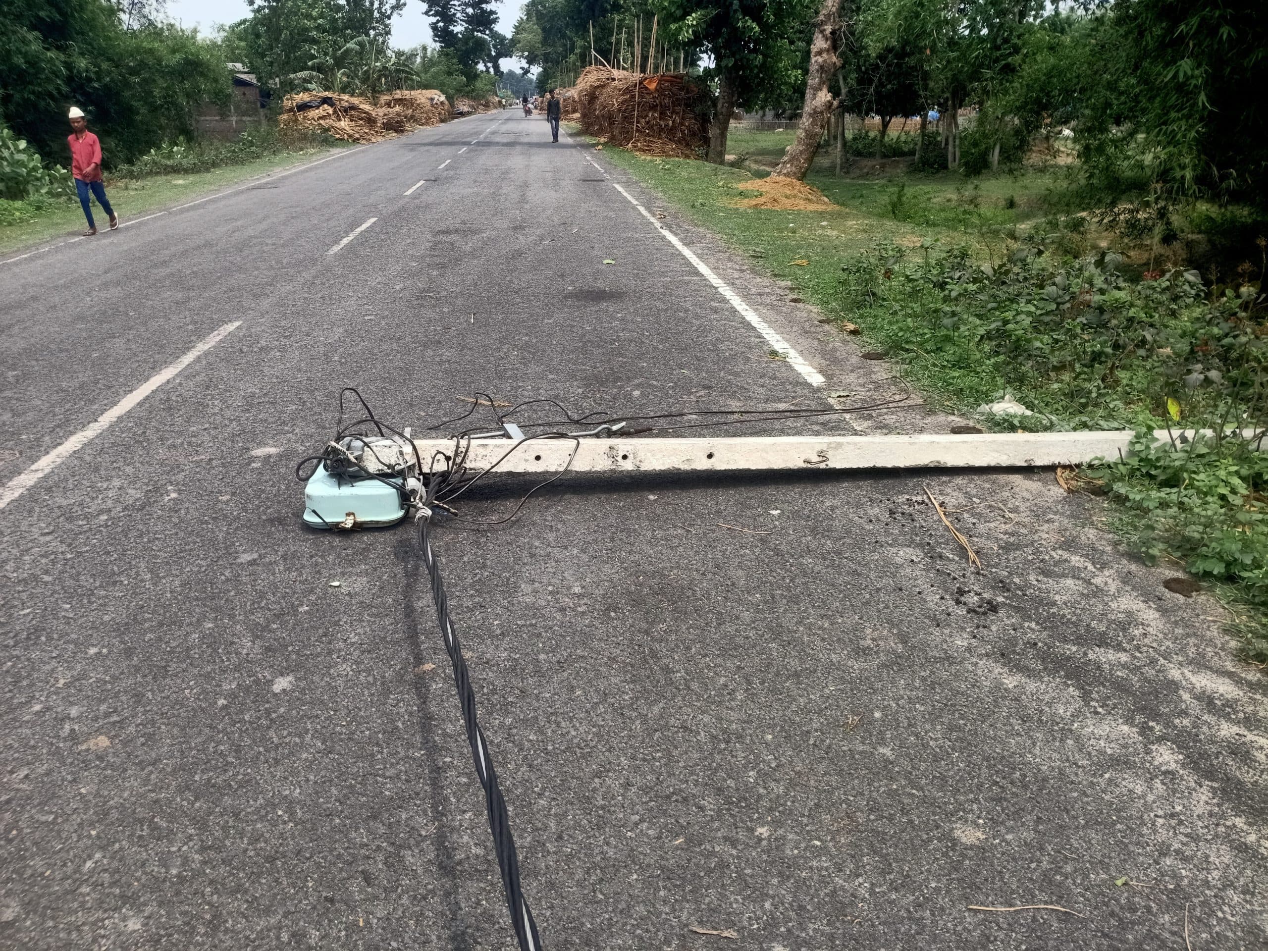 आंधी बारिश से कच्चे घरों को पहुंची क्षति