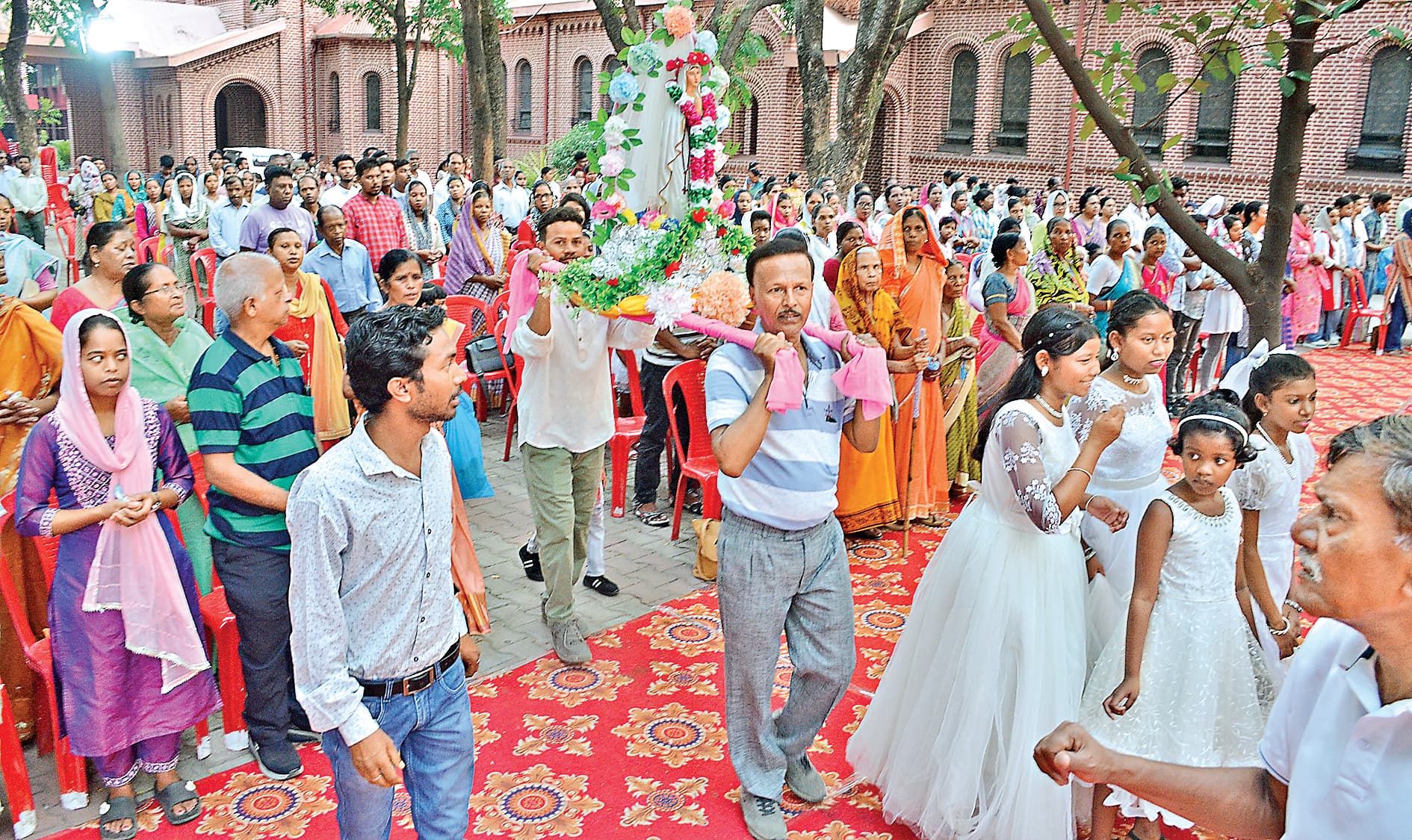 संत मरिया महागिरजाघर में माता मरियम के सम्मान में आराधना