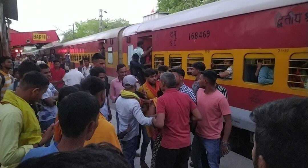 बाढ़ में तीन घंटे से अधिक समय तक ब्लॉक से हुई परेशानी